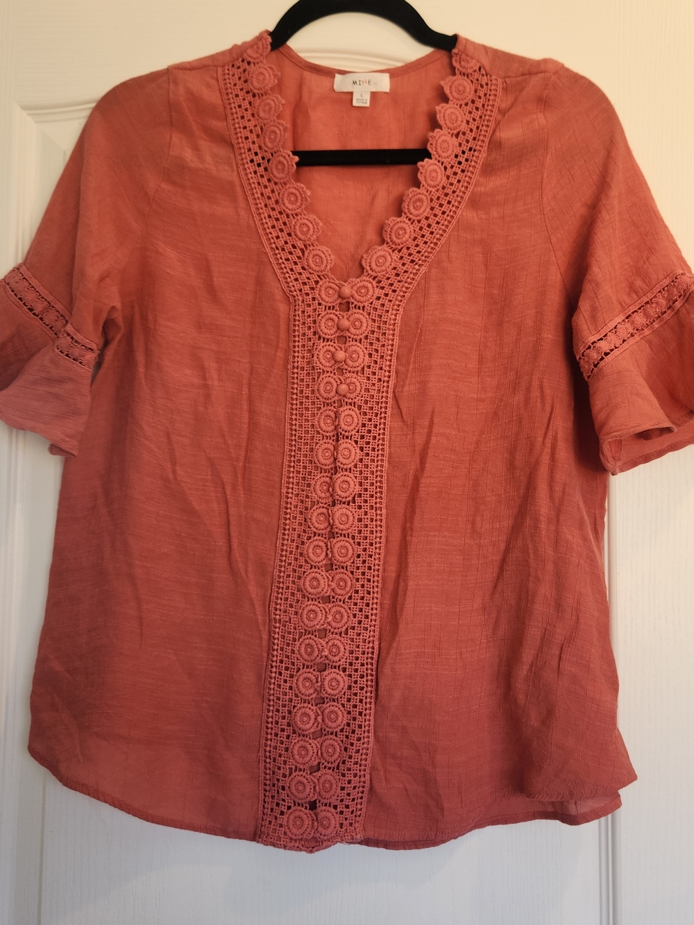 mine Coral Crochet-Trim V-Neck Blouse L Euc